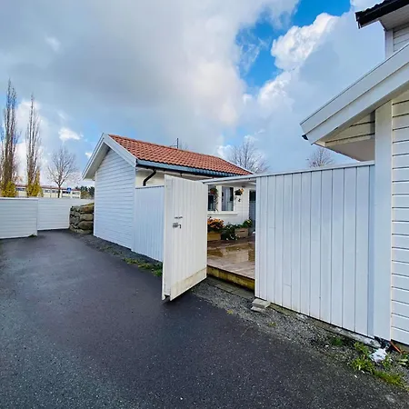 Entire With Free Parking Apartment *
